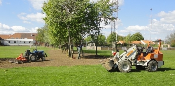 Etablering af græstæppe på grønt areal med anlægsmaskiner